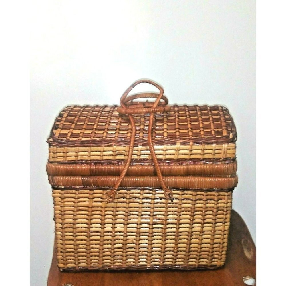 Wicker Picnic Basket w/Durable Plastic Dinnerware Set Serves 4 red gingham linin